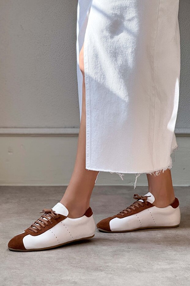 Leroy Białe matowe brązowe zamszowe płaskie podeszwy damskie trampki sznurowane - 4