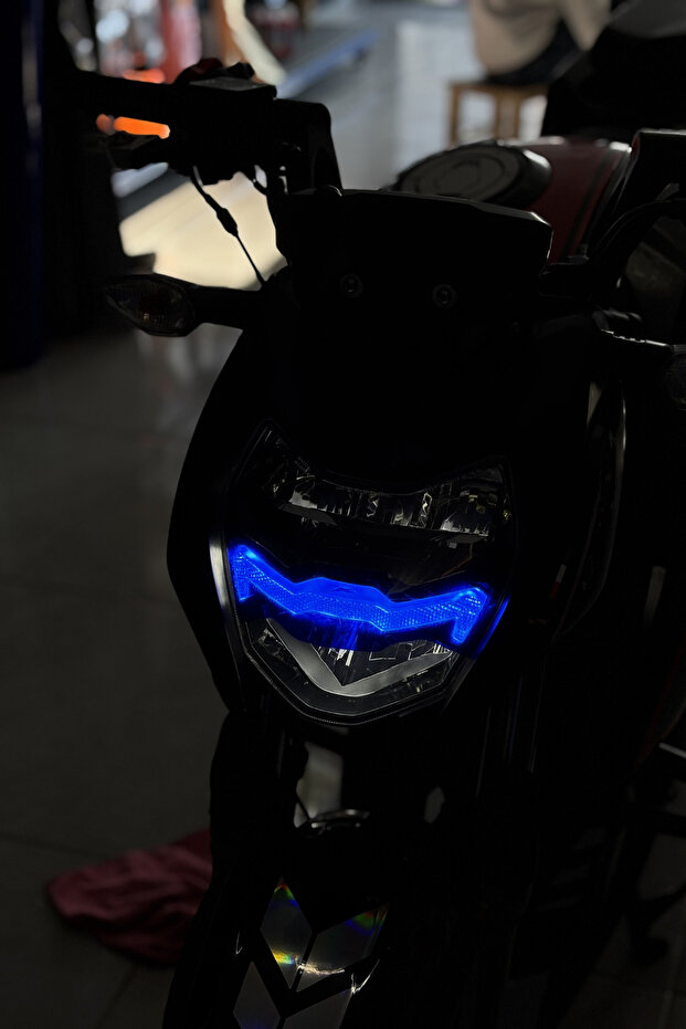 ملصق لاصق بتصميم المصباح الأمامي باللون الأزرق لـ TVS APACHE RTR 200