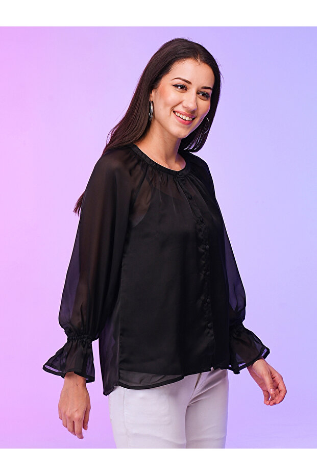 بلوزة سادة برقبة دائرية وأكمام فلوت - 2