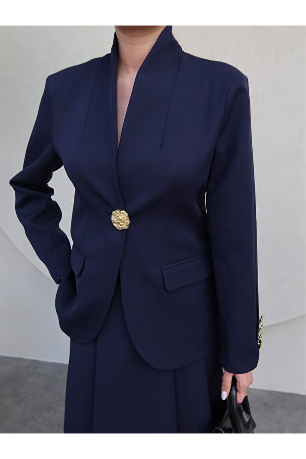 سترة بليزر بأزرار ذهبية - 2