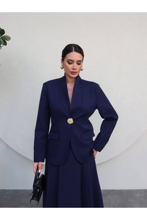 سترة بليزر بأزرار ذهبية - 1