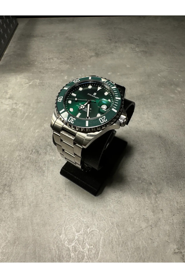 Black Color Minimalist Watch Stand