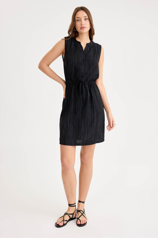 فستان برباط على الخصر وأزرار أمامية منقوشة ذاتيًا - 2