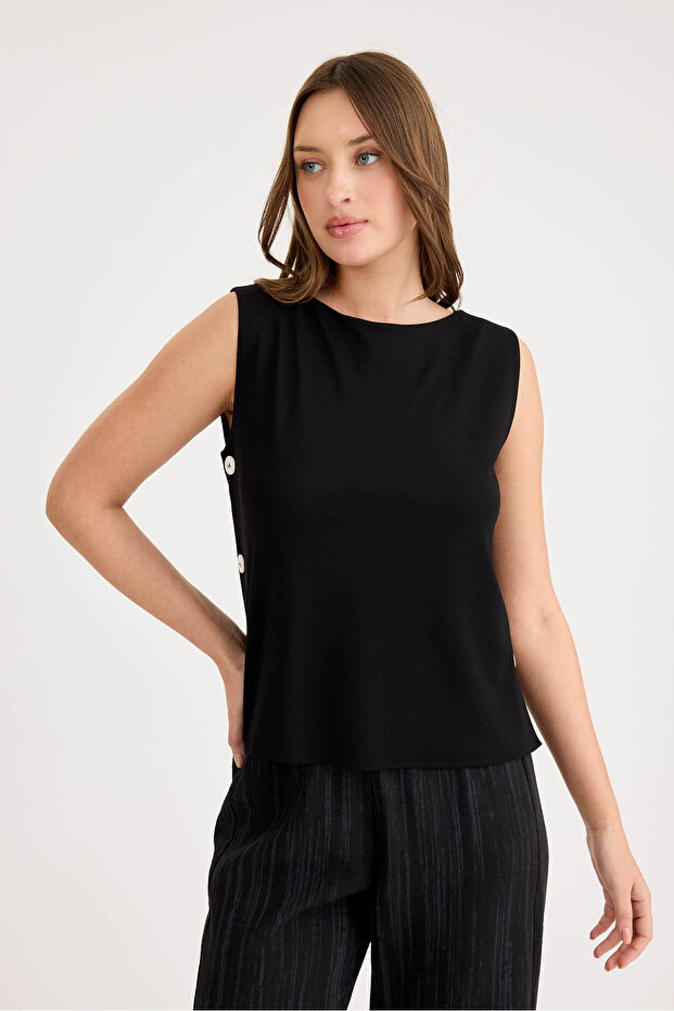 بلوزة مودال بأكمام صفر وأزرار جانبية - 2