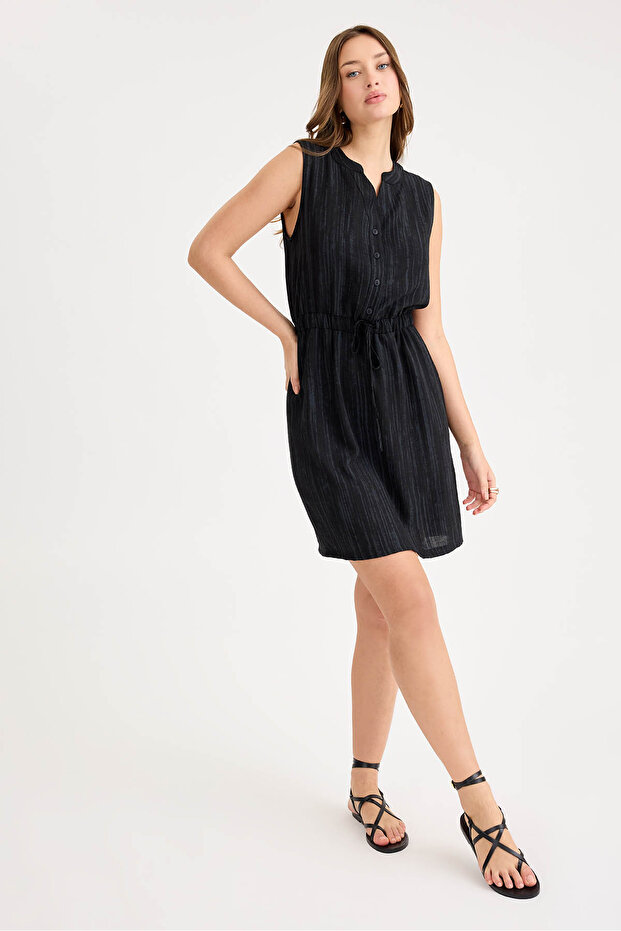 فستان برباط على الخصر وأزرار أمامية منقوشة ذاتيًا - 3