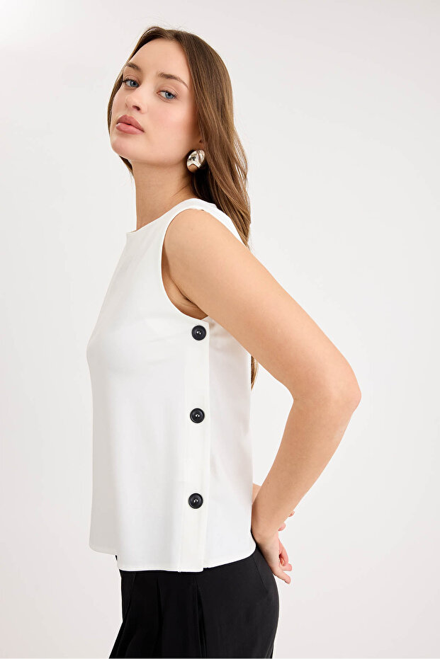 بلوزة مودال بأكمام صفر وأزرار جانبية - 6