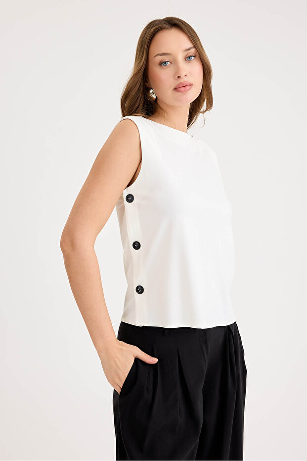 بلوزة مودال بأكمام صفر وأزرار جانبية - 4