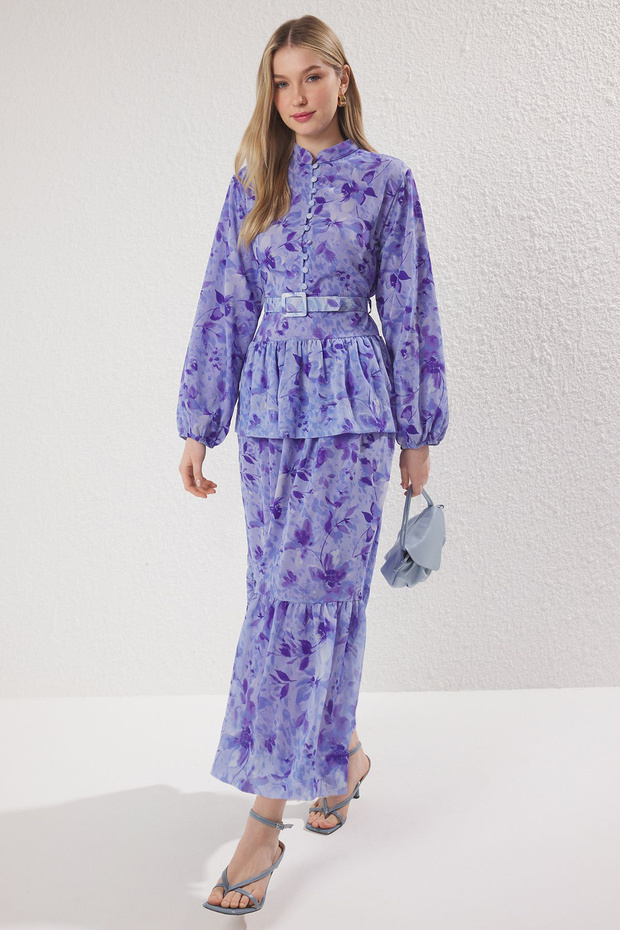 Fioletowa sukienka z szyfonu z wzorem kwiatowym i podszewką TCTSS25EB00056 - 2