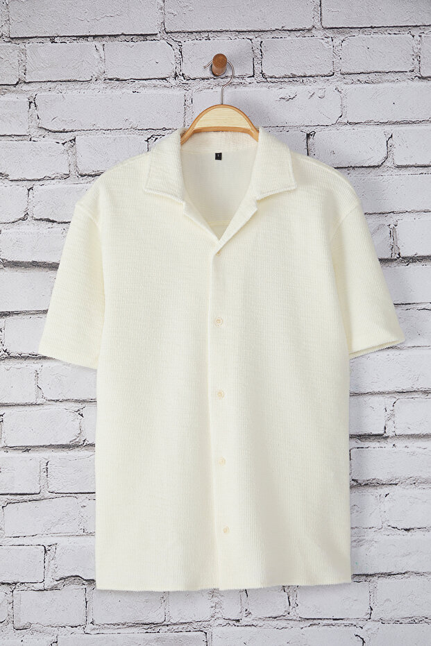 Beyaz Regular Fit Dokulu Tok Kumaşlı Erkek Gömlek TMNSS25GO00067 - 5