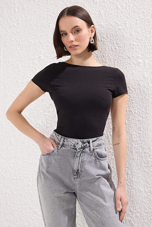 Siyah Sırt Dekolteli Göğüs Pedli Fitted/Vücuda Oturan Örme Bluz TWOSS25BZ00468 - 1