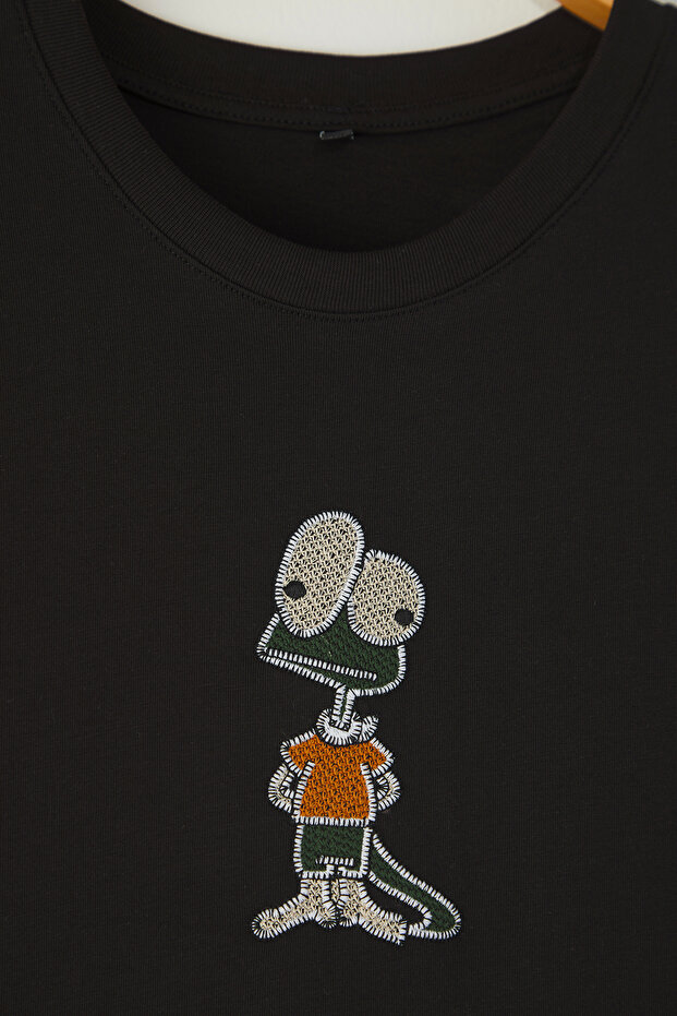 Siyah Oversize/Geniş Kesim Nakış Detaylı %100 Pamuk T-Shirt TMNSS25TS00199 - 8