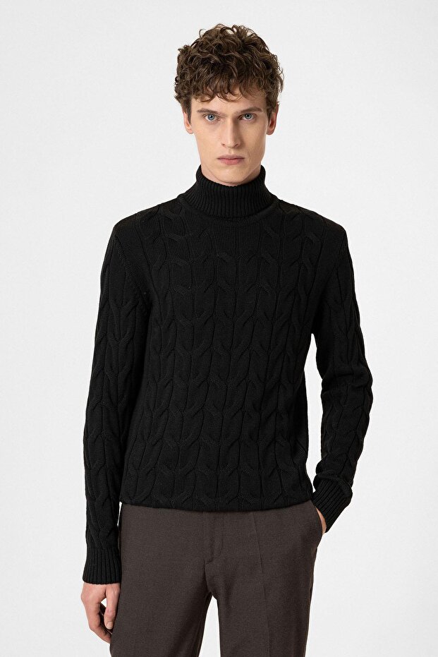 Men's sweater with braided hair