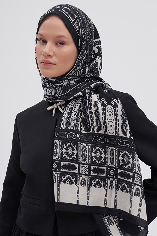 شال حريري أسود عميق