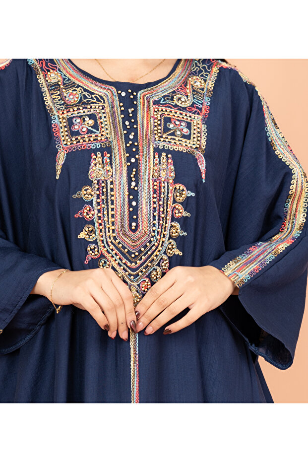 جلابية سادة بمقاسات حرة مع تطريز معقد - 2
