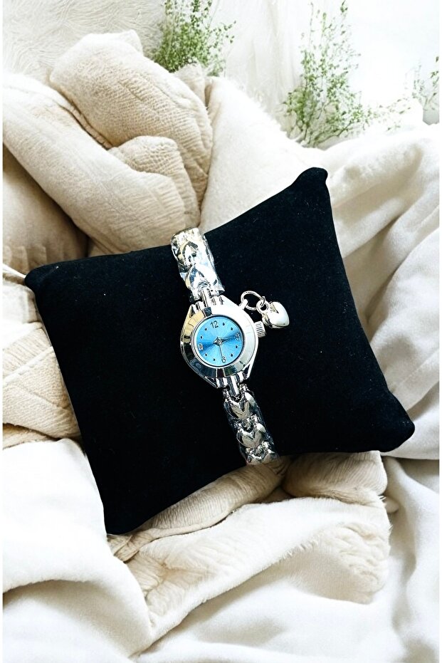 Love Series - Heart Charm Women's Wristwatch Vintage
