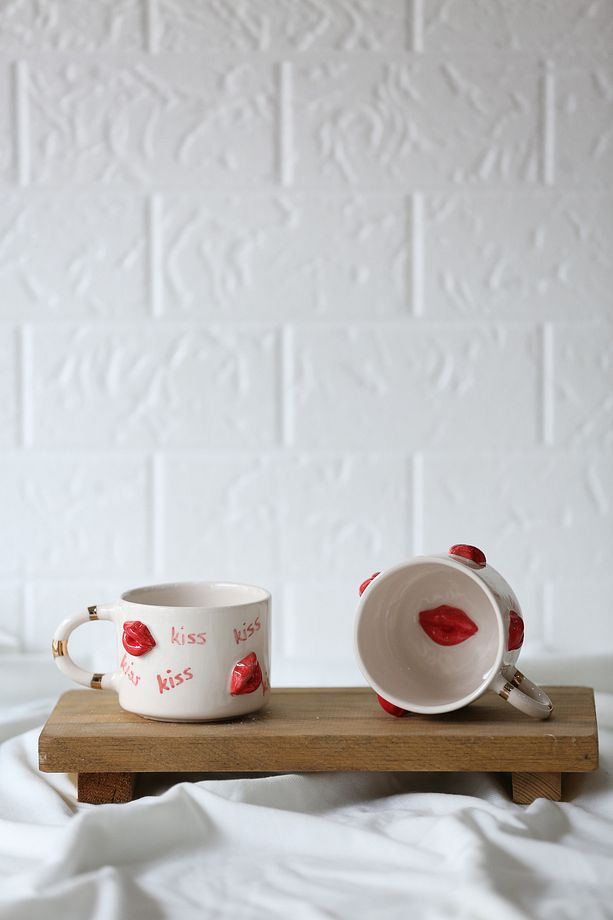 Kiss yazılı dudaklı el yapımı seramik mug - 1