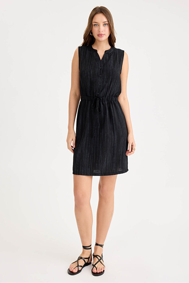 فستان برباط على الخصر وأزرار أمامية منقوشة ذاتيًا - 1