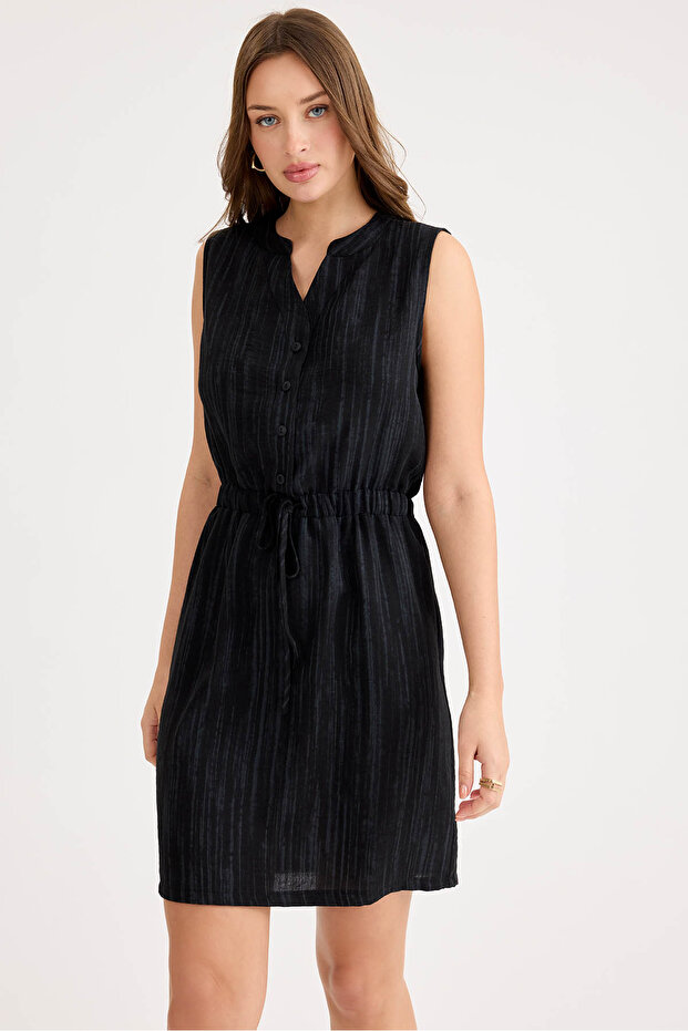 فستان برباط على الخصر وأزرار أمامية منقوشة ذاتيًا - 4