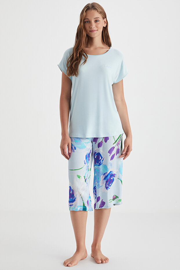 Catheri̇nes Soft Textured Fabric Short Sleeve Women's Capri Pajama Set