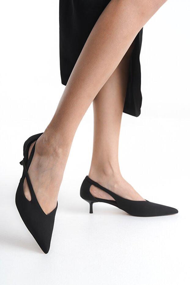 Siyah Cut Out Detaylı Saten Sivri Burun Kadın 3 cm Kitten Topuklu Ayakkabı TAKSS25TO00079 - 3