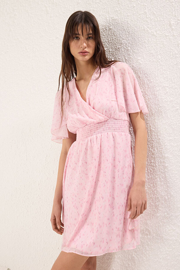 Pembe Çiçek Desenli Eteği Belden Açılan Gipeli Şifon Uçuş Uçuş Dokuma Mini Elbise TWOSS25EL00566 - 2