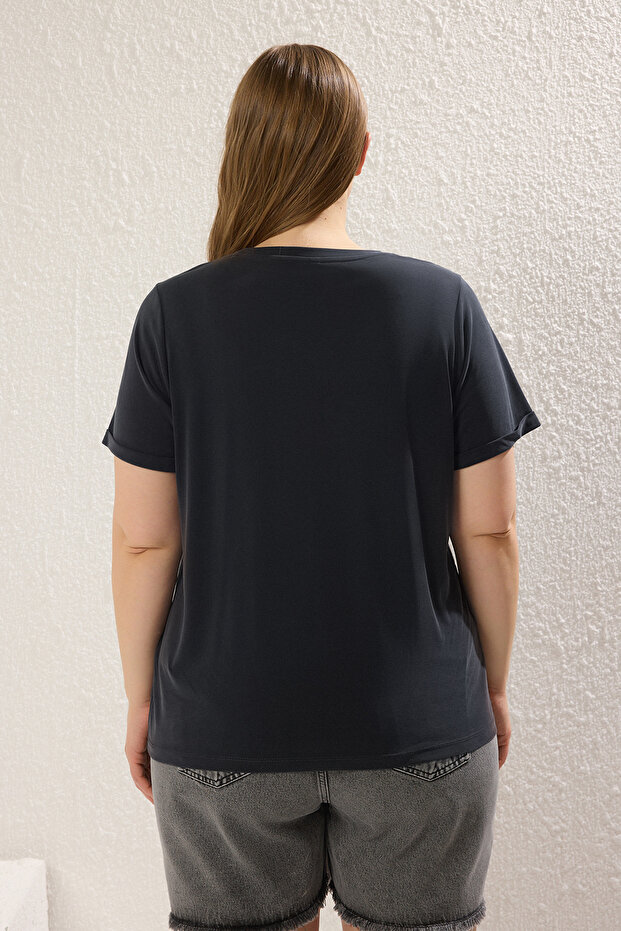 Antrasit Bisiklet Yaka Modal Dökümlü Rahat Büyük Beden T-shirt TBBSS25BF00054 - 4