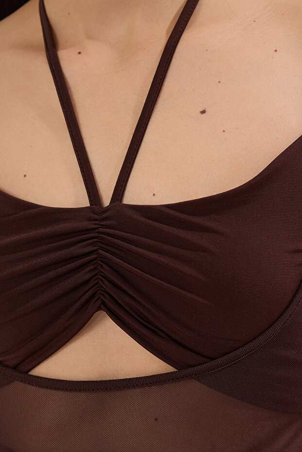 Kahverengi Cut Out/Pencere Detaylı Büzgülü Tül Örme Midi Abiye Mezuniyet Elbisesi TPRSS25EL00246 - 6
