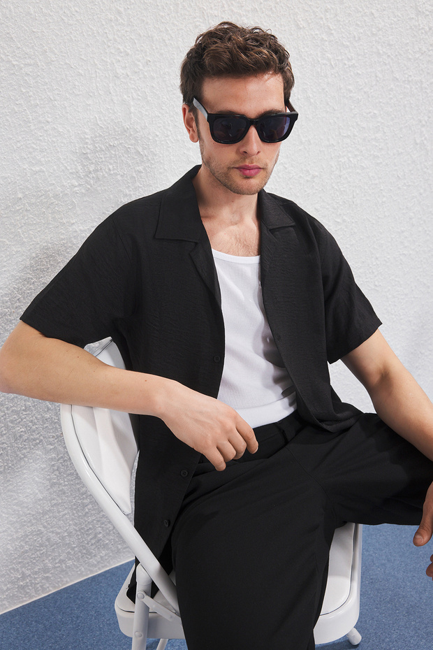Siyah Regular Fit Keten Görünümlü Salaş Dökümlü Gömlek TMNSS25GO00075 - 2