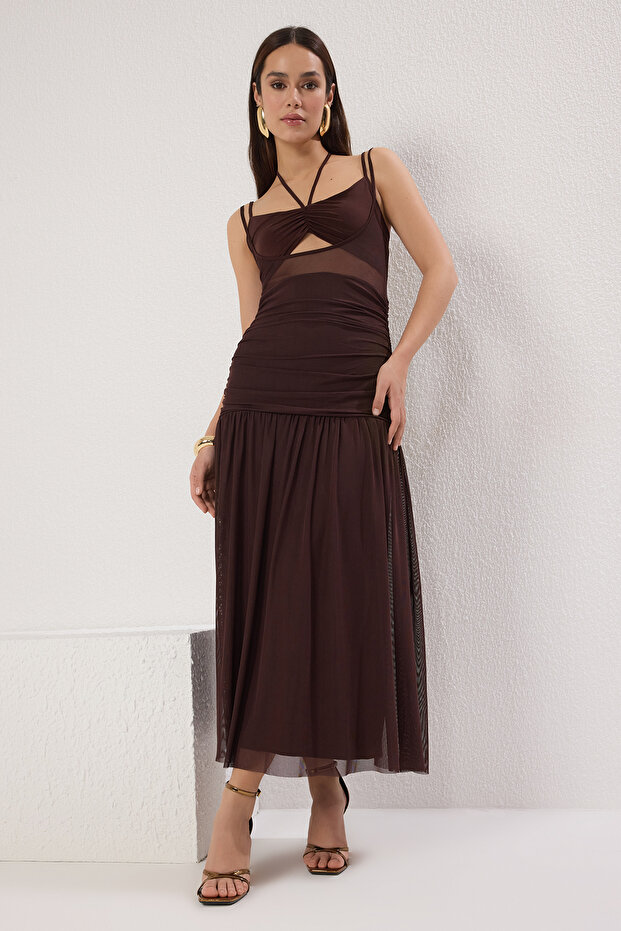 Kahverengi Cut Out/Pencere Detaylı Büzgülü Tül Örme Midi Abiye Mezuniyet Elbisesi TPRSS25EL00246 - 5