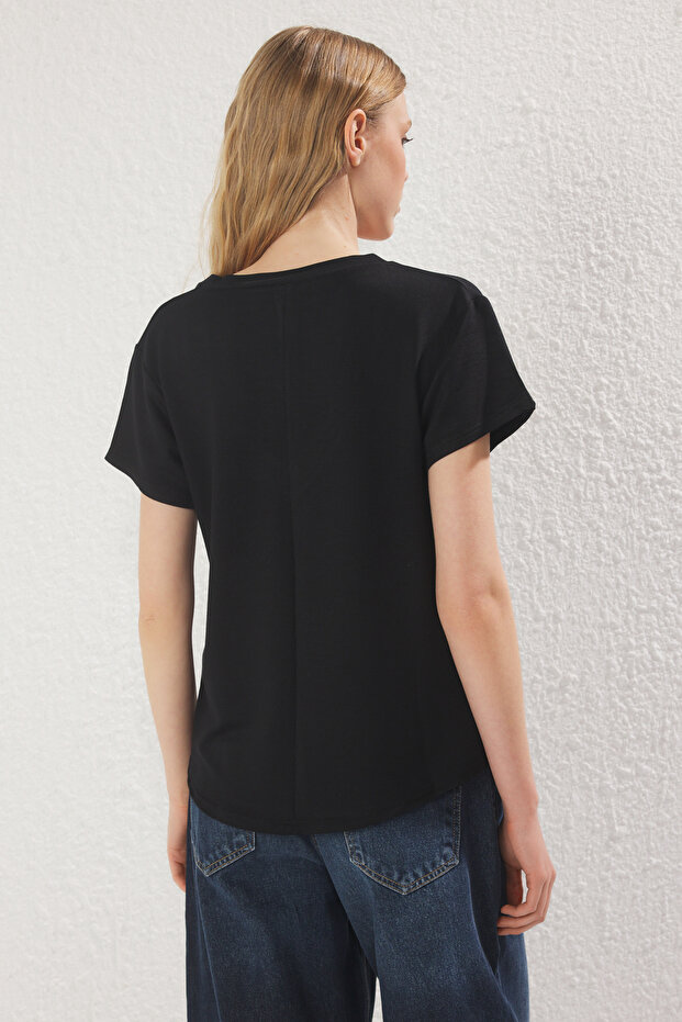 Siyah V Yaka Regular/Normal Kalıp Örme T-Shirt TWOSS25TS00196 - 4