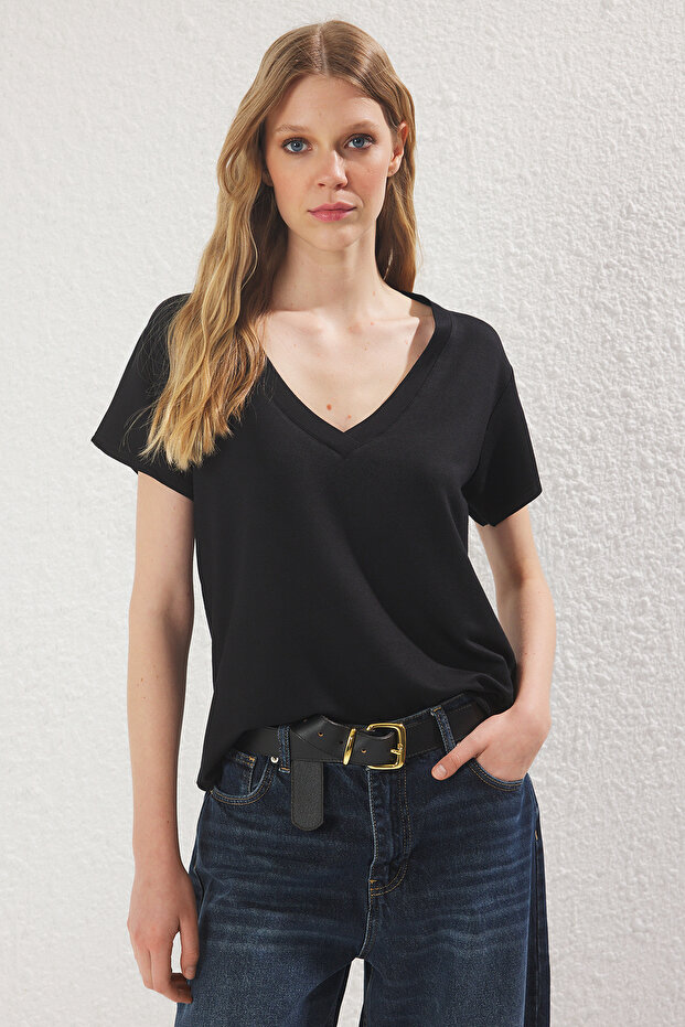 Siyah V Yaka Regular/Normal Kalıp Örme T-Shirt TWOSS25TS00196 - 1