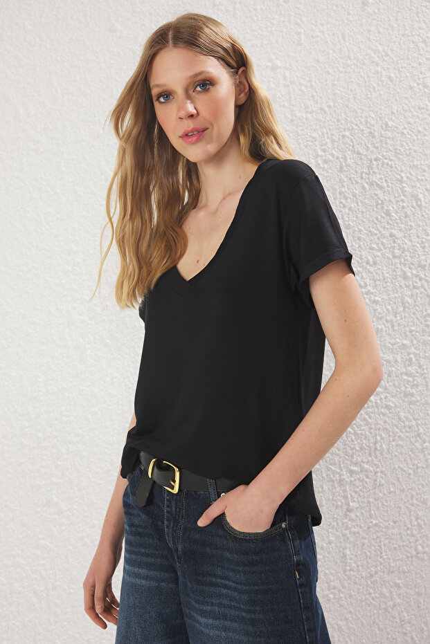 Siyah V Yaka Regular/Normal Kalıp Örme T-Shirt TWOSS25TS00196 - 2