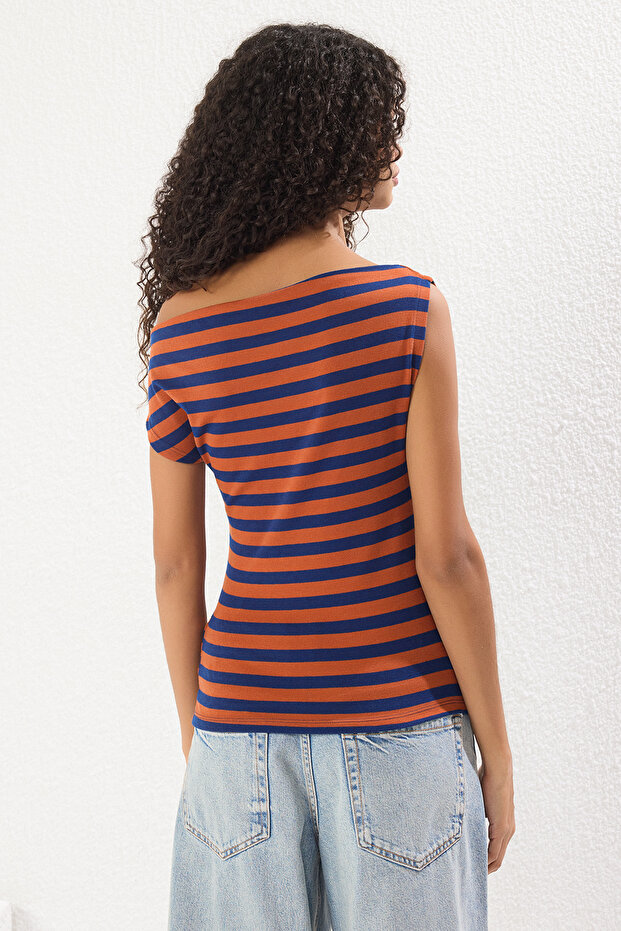 Kahverengi Lacivert Çizgili Kayık Yaka Fitted Yumuşak Kumaşlı Esnek Örme Bluz TWOSS24BZ00090 - 4