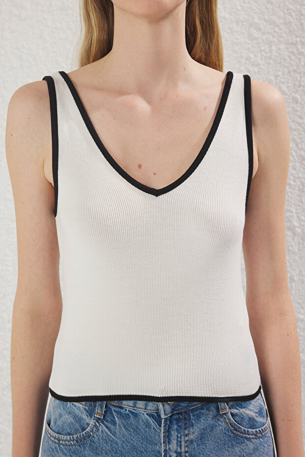Ekru Crop V Yaka Renk Bloklu İnce Triko Bluz TWOSS25BZ00299 - 4