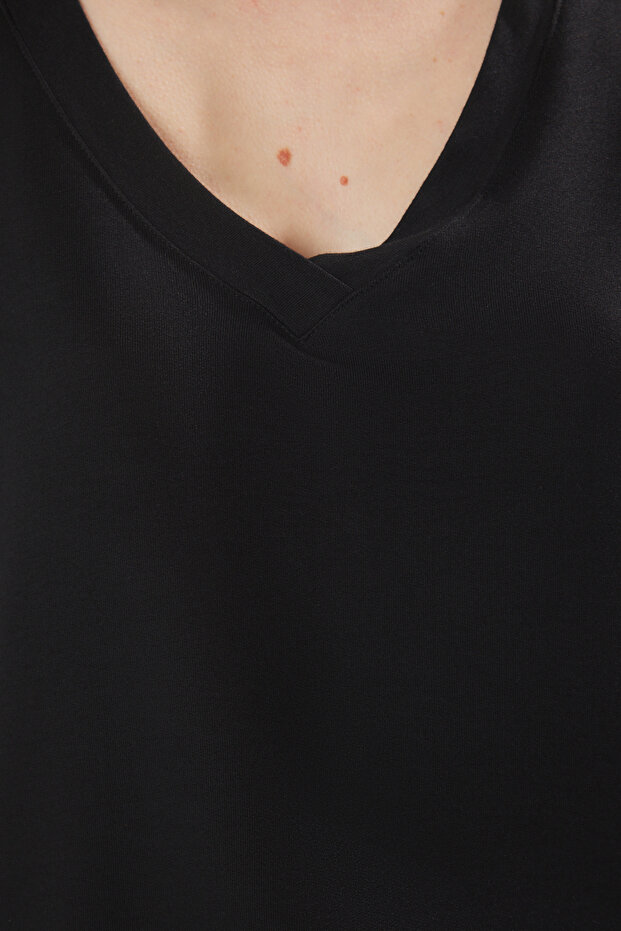Siyah V Yaka Regular/Normal Kalıp Örme T-Shirt TWOSS25TS00196 - 3