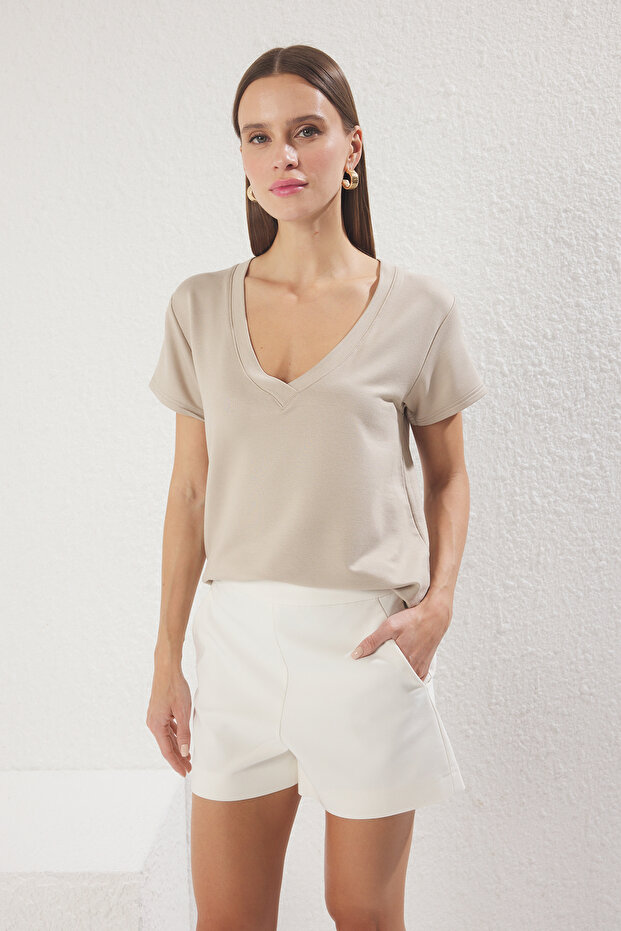 Bej V Yaka Regular/Normal Kalıp Örme T-Shirt TWOSS25TS00196 - 1
