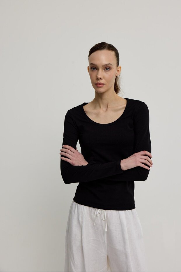 Women's Black U-Neck Long Sleeve T-Shirt