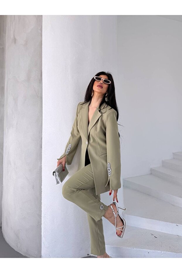 بدلة نسائية مرصعة بالأحجار - أنيقة ومريحة