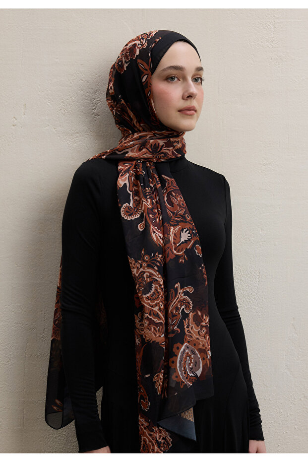 شال حريري بنمط النباتات البرية باللون الأسود - 1