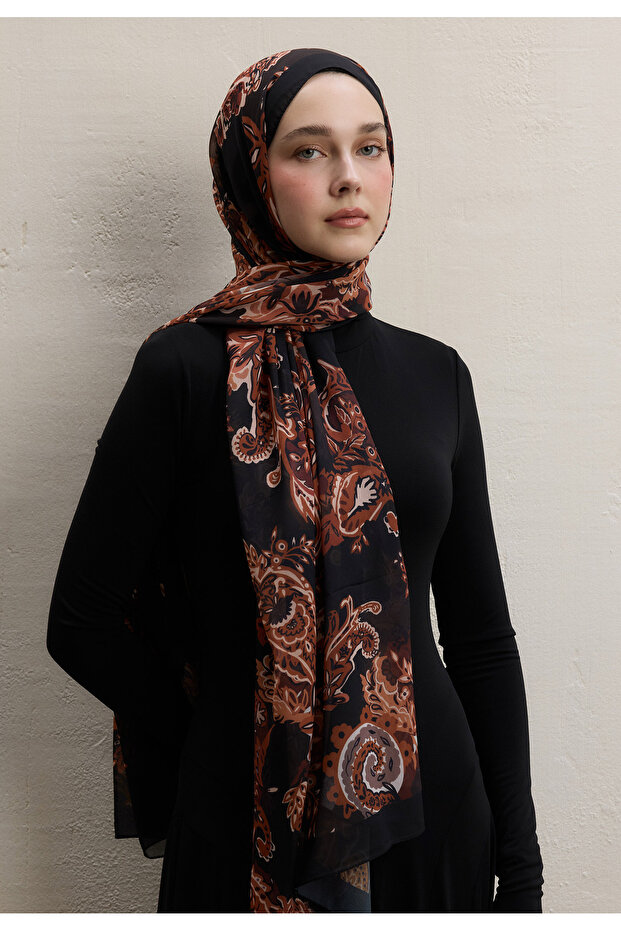 شال حريري بنمط النباتات البرية باللون الأسود - 3