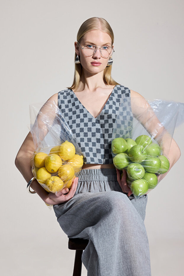 بلوزة قصيرة منقوشة على شكل الشطرنج - 1