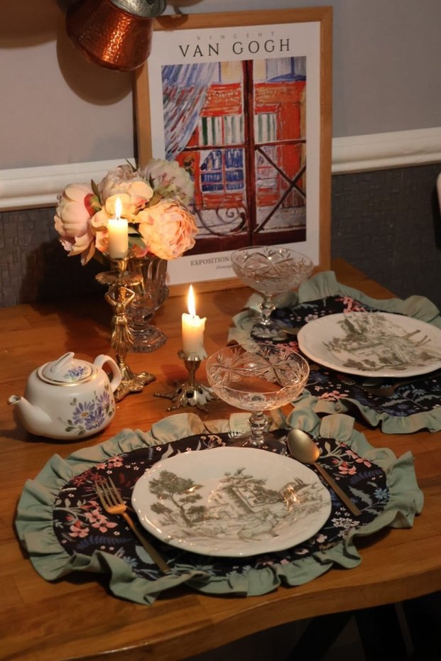 American Service Oval 4 Ruffled Floral Duck Linen