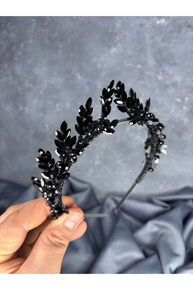 العروس المزخرفة بأوراق فينوس وتاج الحناء - 2