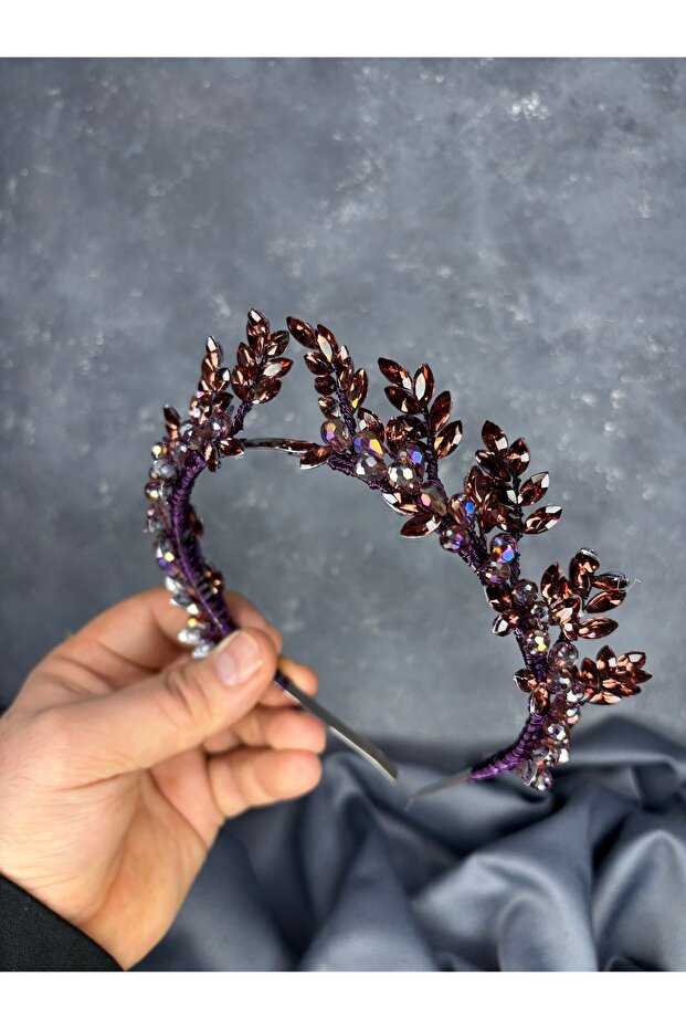 العروس المزخرفة بأوراق فينوس وتاج الحناء - 3