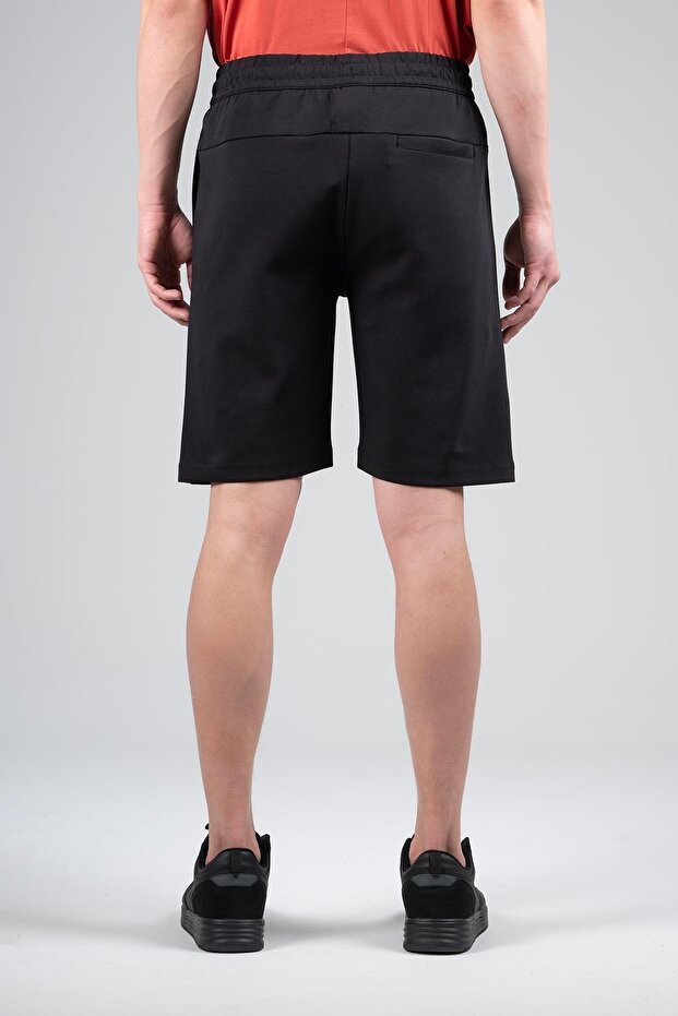 شورت رجالي عادي باللون الأسود - 2
