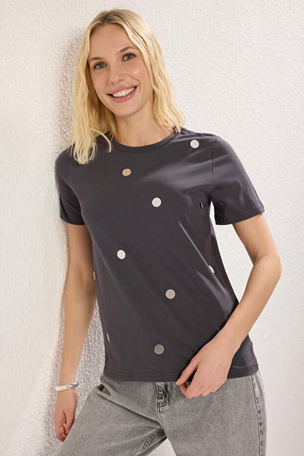 Antrasit %100 Kalın Pamuklu Regular/Normal Kalıp Ayna Aksesuarlı Örme T-Shirt TWOSS25TS00091 - 6