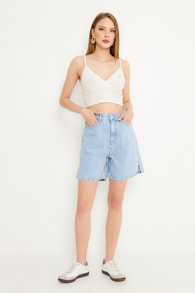 Açık Mavi Paçası Yırtmaç Detaylı Normal Bel Denim Bermuda TWOSS25SR00148 - 1
