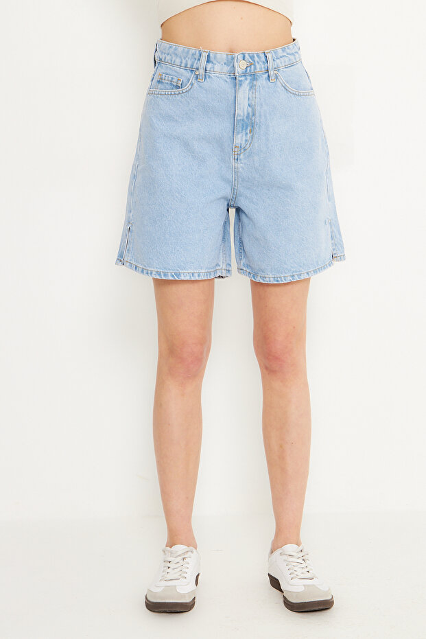 Açık Mavi Paçası Yırtmaç Detaylı Normal Bel Denim Bermuda TWOSS25SR00148 - 3