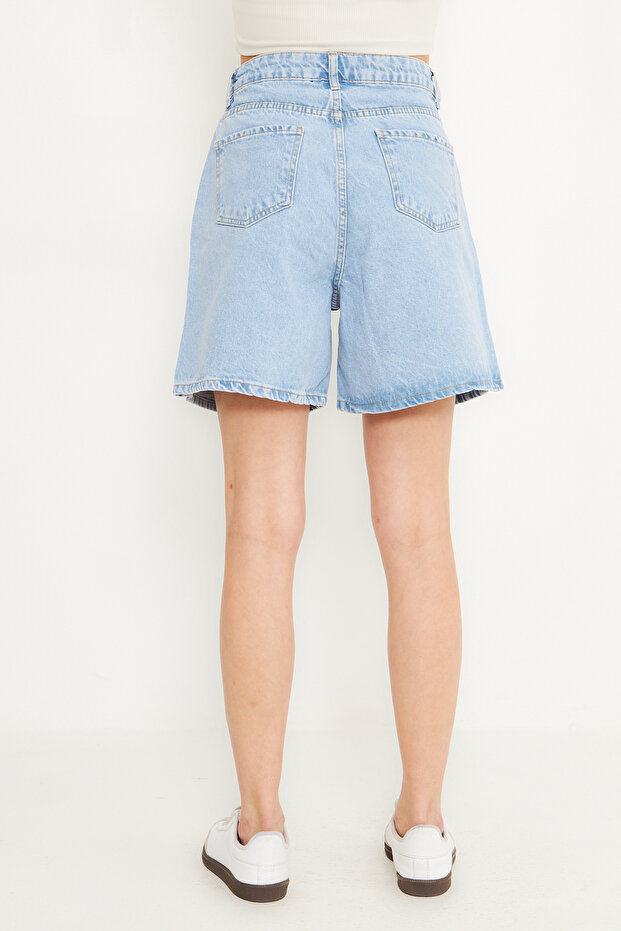 Açık Mavi Paçası Yırtmaç Detaylı Normal Bel Denim Bermuda TWOSS25SR00148 - 5