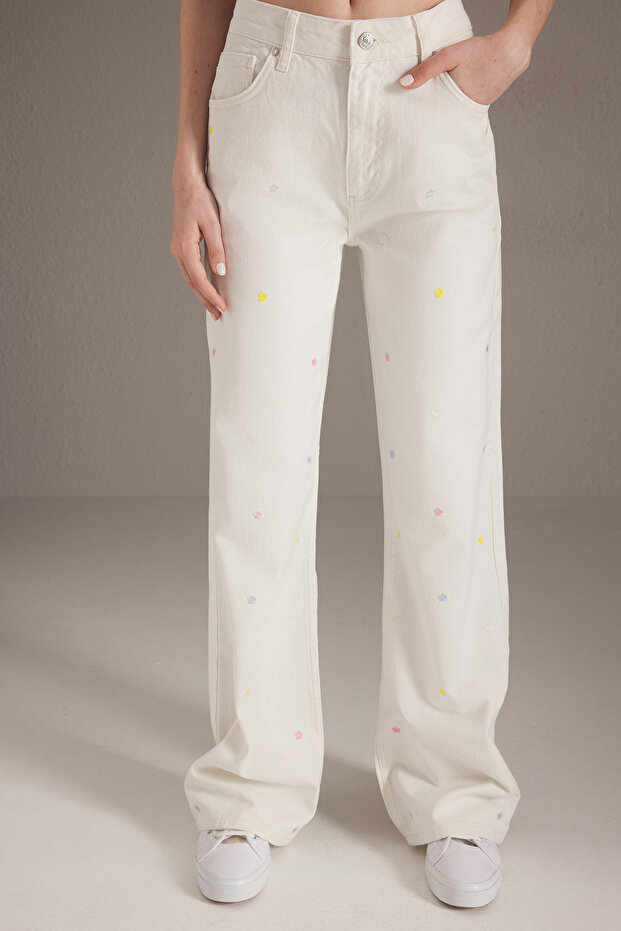 Beyaz Çiçek Nakışlı Normal Bel Wide Leg Jeans TWOSS25JE00232 - 3